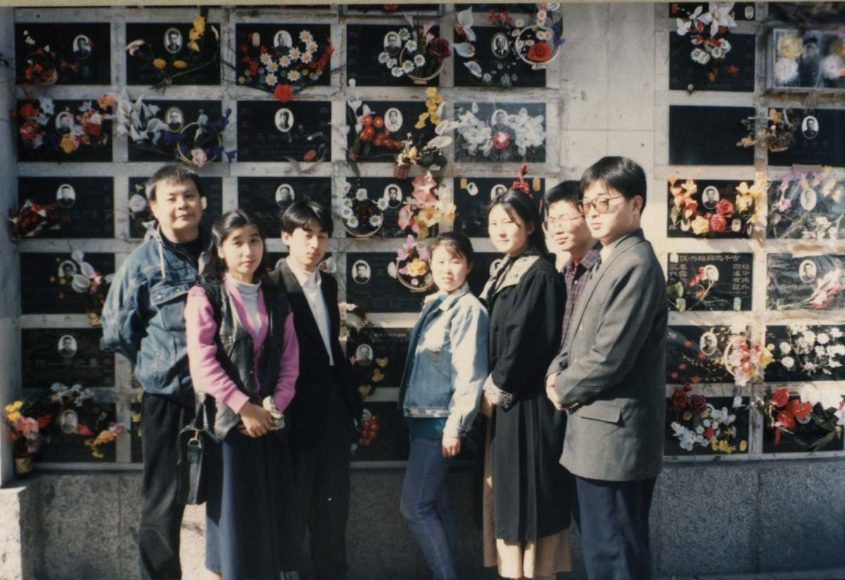 孟昭晋带乐鱼注册,乐鱼(中国)学生拜谒王重民墓